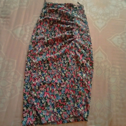 Women's skirt with side slit, elastic fabric, size S, like new, colorful