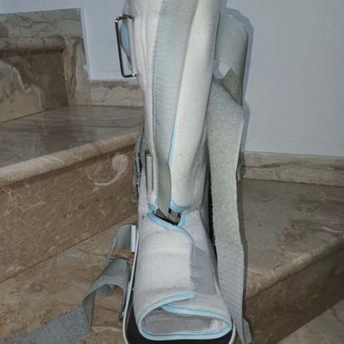 Foot splint with air chamber