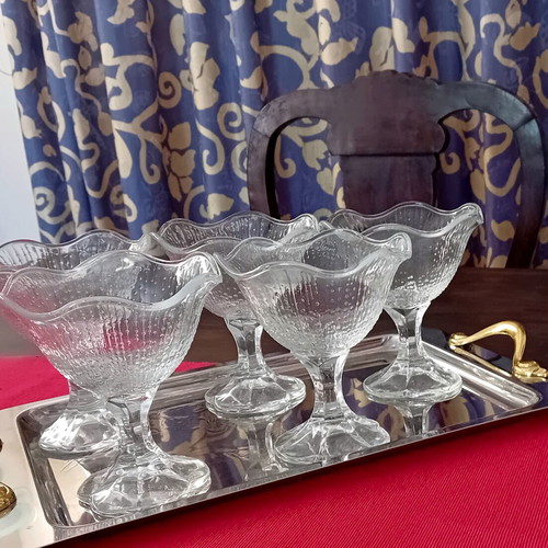 Set of six stemmed ice cream bowls with rhomboid pattern