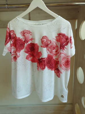 Moncler T-shirt like new, size S, white and red cotton