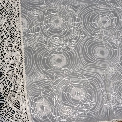 Set of 4 table linens like new with lace and embroidery