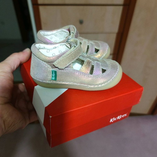 Kickers anatomical baby sandals new, size 21, iridescent pink gold