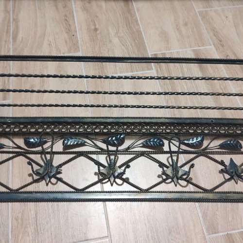 Vintage wall hanger like new, metal with 5 slots