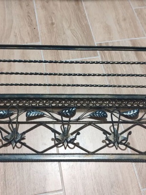 Vintage wall hanger like new, metal with 5 slots