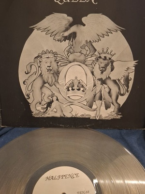 Queen Black N White vinyl like new, rock