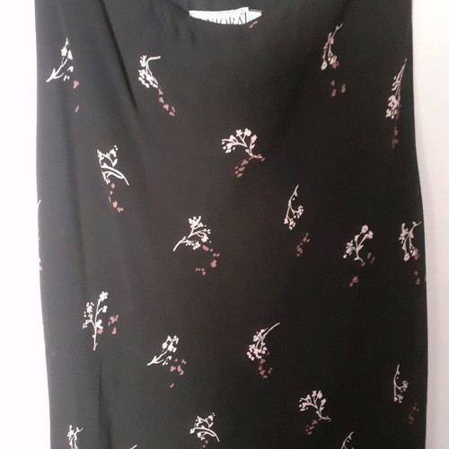Midi skirt like new, black floral elastic fabric