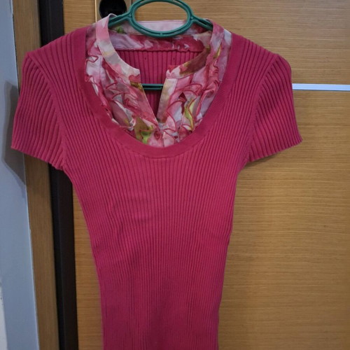 Women's pink blouse like new, size S with floral details