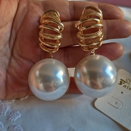 Earrings with Large Pearls and Gold Tone Design new