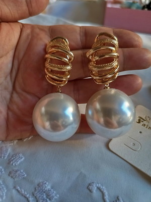 Earrings with Large Pearls and Gold Tone Design new