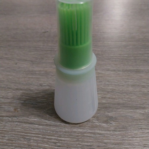 Silicone bottle with oil brush new, green