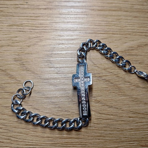 Cross bracelet with diamonds