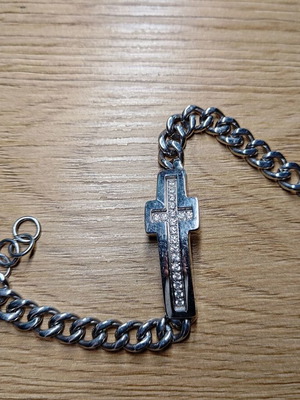 Cross bracelet with diamonds