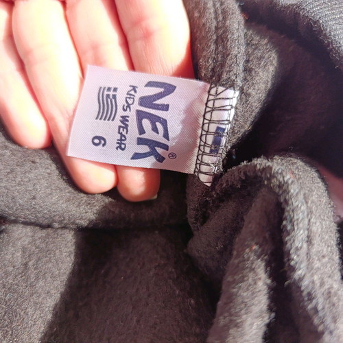 Nek Kids Wear sportswear like new, black with white stripe, age 6