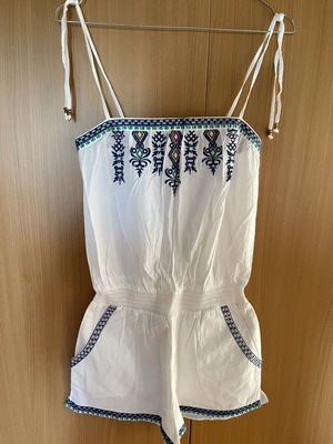 Accessorize κοντή λευκή φόρμα μέγεθος XS σαν καινούργιο με κέντημα