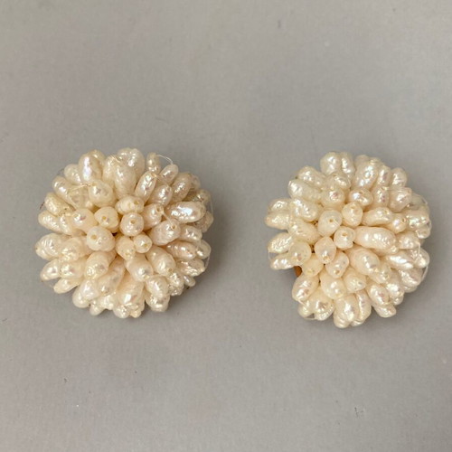 Vintage 1960s pearl set used, necklace and clip-on earrings