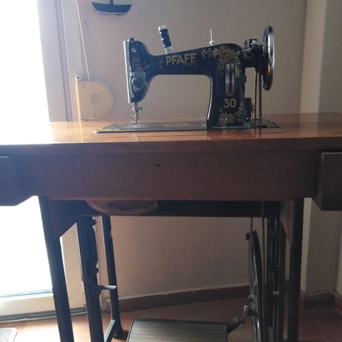 Pfaff 30 sewing machine used with wooden base
