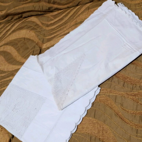 Set of 2 pillowcases like new with cutwork crochet embroidery and ruffles