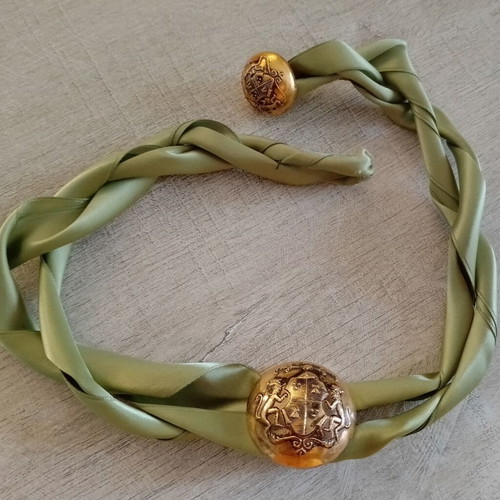 Handmade women's fabric necklace like new, olive green with buttons