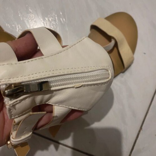 Flat white sandals, size 39