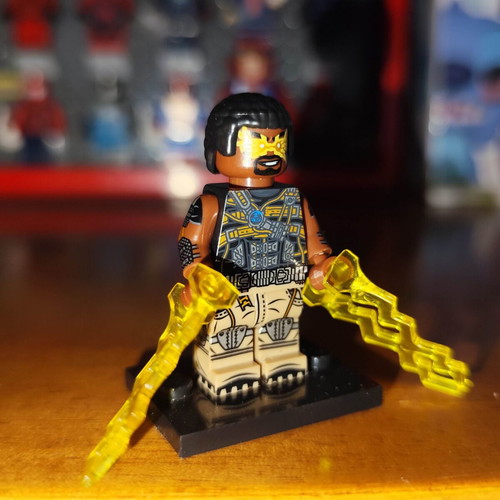 Electro minifigure like new with base and yellow lightning