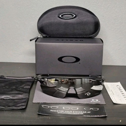 Oakley Mens Sunglasses Set Like New with Case and Extra Lenses