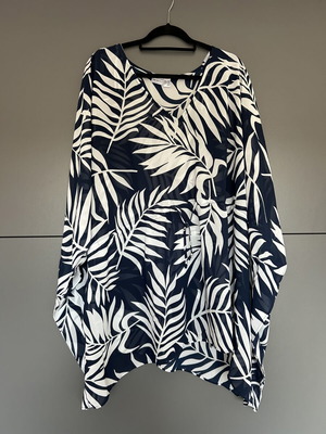 Beach Pareo new, size XXL 44 16, white and blue
