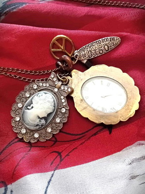 Cameo locket with clock like new, vintage style