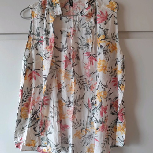 H&M Divided sleeveless shirt with tropical floral print like new