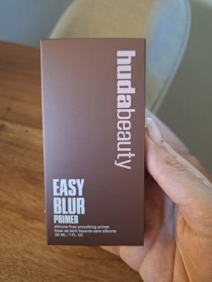 Huda Beauty Easy Blur Primer, απόχρωση bronze fudge