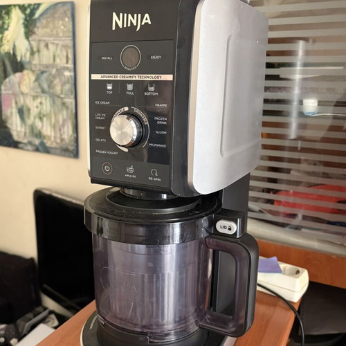 Ninja Deluxe ice cream maker like new with container