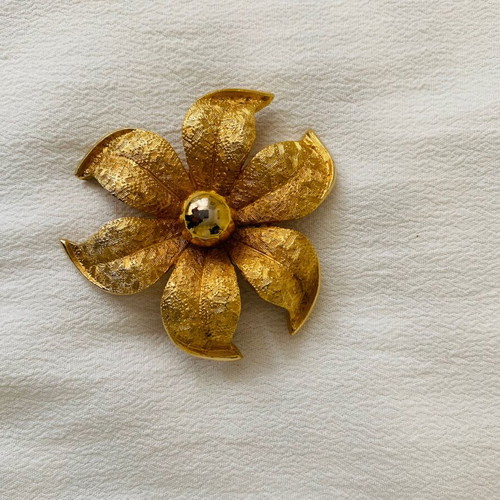 Large flower brooch used, gold tone, 5.5x5.5 cm