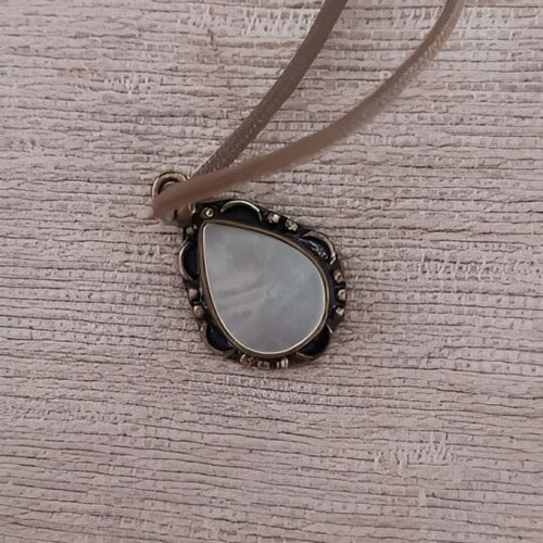 Silver iridescent pendant mother of pearl type like new