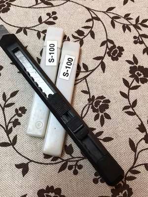 Small cutter knife with 2 boxes of replacement blades like new