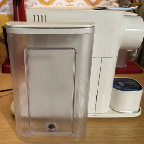 Nespresso Original Lattissima One EN51 coffee machine, porcelain white