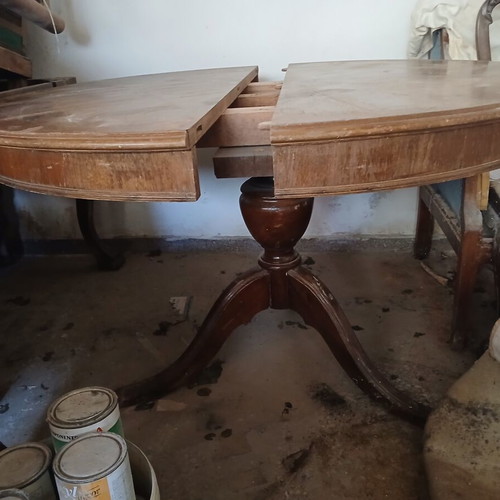 Round extendable coffee table used