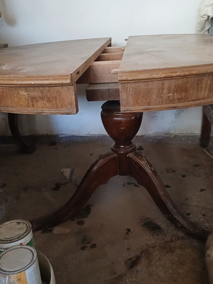 Round extendable coffee table used