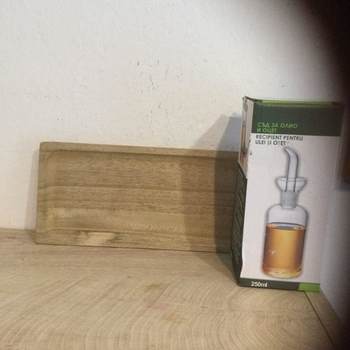 Salt and pepper set like new with bamboo base, 4 pcs