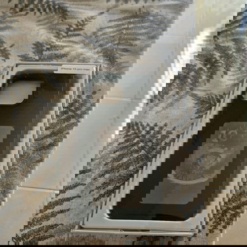 Θήκες iPhone 15 Pro Max σαν καινούργιες, 9 τεμάχια με powerbank και τζαμάκια Spigen