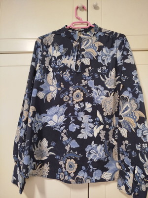Benetton women's blue floral blouse size M like new