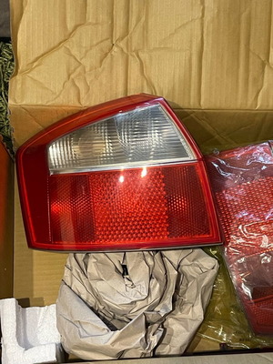 Audi A4 B6 sedan πίσω φανάρια μεταχειρισμένα, original με μεσαίο stop