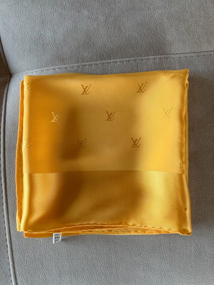 Louis Vuitton vintage silk scarf like new, yellow gold