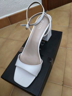 White sandals like new, size 41, 9cm heel