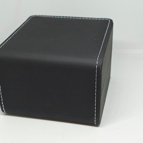 Watch case made of leatherette with protective cushion new