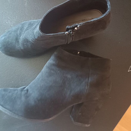 Booties like new size 37, suede with heel