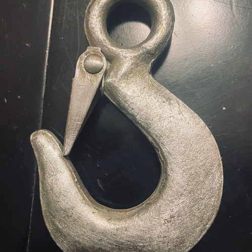 Lifting hook 700k new with safety latch