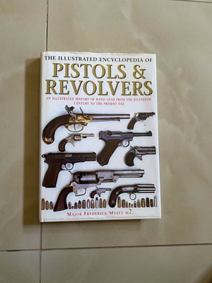 Book with pistol descriptions in English, like new