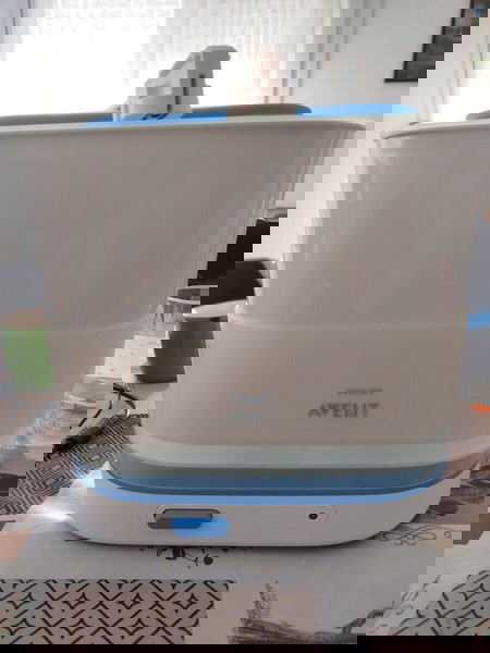 Αποστειρωτής Philips Avent με το κουτί του.