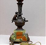  Επιτραπέζιο φωτιστικό με μεταλλικά αγάλματα και μαρμάρινη βάση, γαλλικό περίπου 130 ετών.