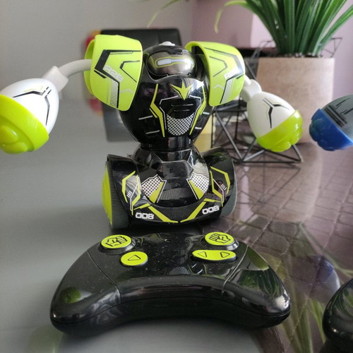 Electronic set 2 Robo Kombat robots used with sounds and movements