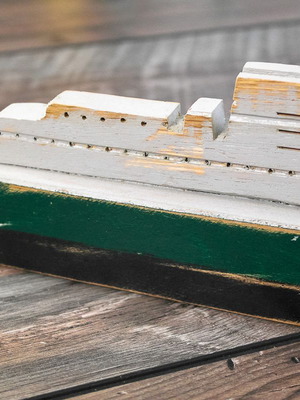 Decorative wooden boat like new, acrylic paint